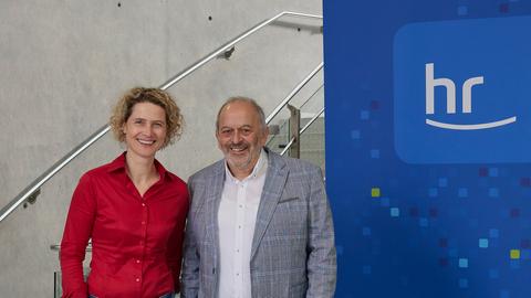 von links: Kristin Gesang und Dr. Hejo Manderscheid vor dem hr-Logo