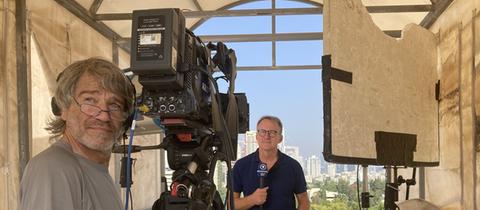 hr-Reporter Oliver Feldforth und Kameramann Eli Tsoran in Tel Aviv kurz vor einer Live-Schalte in die ARD