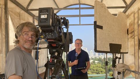 hr-Reporter Oliver Feldforth und Kameramann Eli Tsoran in Tel Aviv kurz vor einer Live-Schalte in die ARD