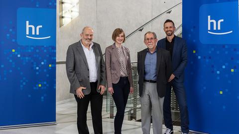 hr-Intendant Florian Hager mit den neu gewählten Gremien-Vorsitzenden: Harald Freiling, Vorsitzender des hr-Rundfunkrats, Miriam Dangel, stellvertretende Vorsitzende des hr-Rundfunkrats, Hejo Manderscheid, Vorsitzender des hr-Verwaltungsrats (v.r.)