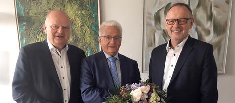 Harald Brandes (links), Vorsitzender des Rundfunkrats, und Manfred Krupp (rechts), Intendant des Hessischen Rundfunks, gratulieren Armin Clauss, der heute zum Vorsitzenden des hr-Verwaltungsrats wiedergewählt wurde. 