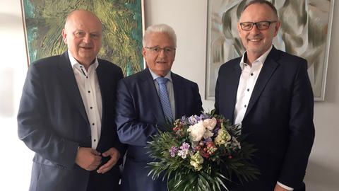 Harald Brandes (links), Vorsitzender des Rundfunkrats, und Manfred Krupp (rechts), Intendant des Hessischen Rundfunks, gratulieren Armin Clauss, der heute zum Vorsitzenden des hr-Verwaltungsrats wiedergewählt wurde. 