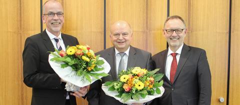 hr-Intendant Manfred Krupp gratuliert dem Rundfunkratsvorsitzenden Harald Brandes und dessen Stellvertreter Jörn Dulige zur Wiederwahl.